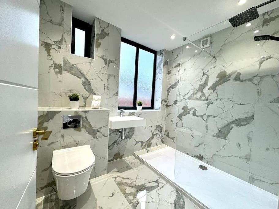 Bournemouth Getaway: 3Br Apartment Near Beach Экстерьер фото